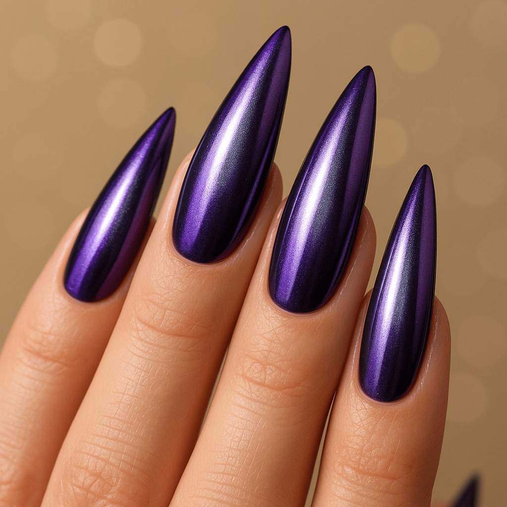 Baby chrome na stiletto nehtech – vrstvený angel chrom, fialová B04 + stříbrná B02, realistická fotografie s béžovým bokehem