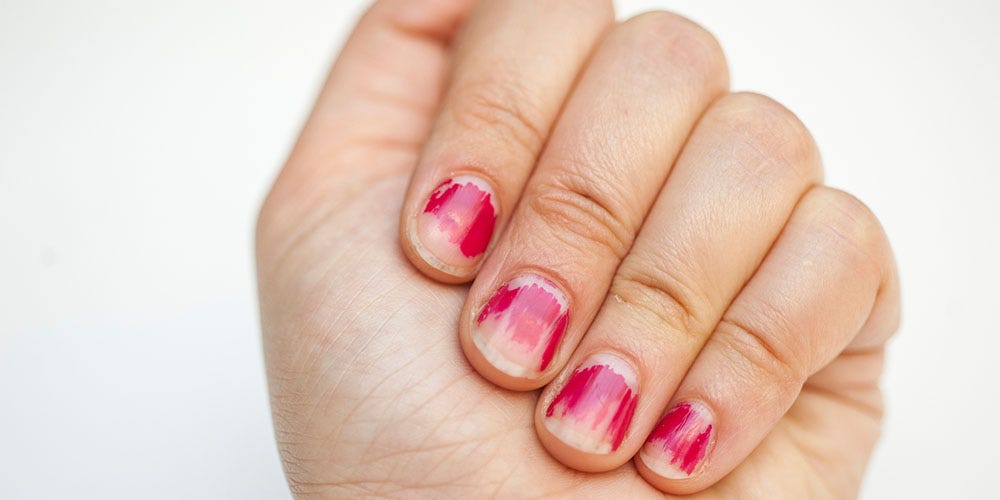 Nepovedená manikúra – růžový lak se odlupuje z nehtů už po krátké době