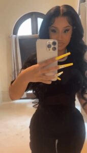 Zářivě žlutá sváteční manikúra Cardi B