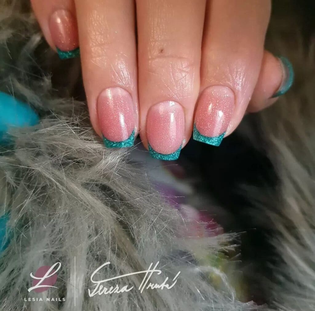 Třpytivé party nehty – francouzská manikúra s tyrkysovou špičkou Lesia Nails