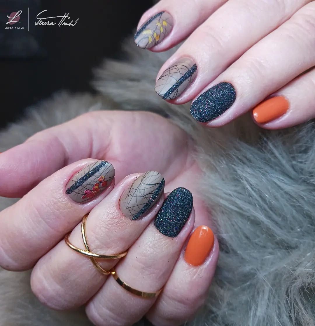 Jaké jsou trendy nehtů na letošní podzim? 2023 Barevný UV/LED gel Nugat + Barevný UV/LED gellak Aurea GP31 a třpytky DIVA
