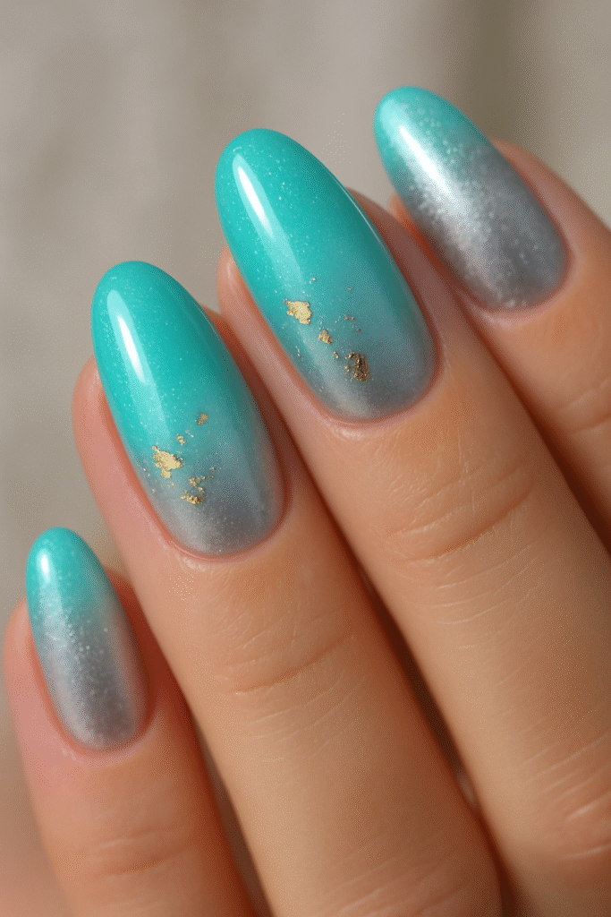 Tyrkysovo-stříbrné ombré nehty se zlatými flakes vytvořené gel laky Lesia Nails BONNIE GP54 a Shimmer Silver GP01