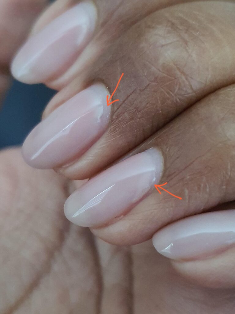 Nepovedená manikúra – gelové nehty se začínají odchlipovat od rohů a okrajů