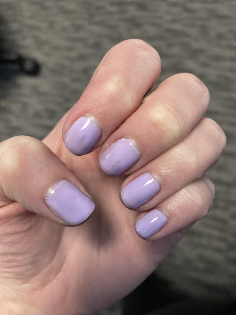 Nepovedená manikúra – gelový lak, který ani po vytvrzení v lampě zůstal mokrý