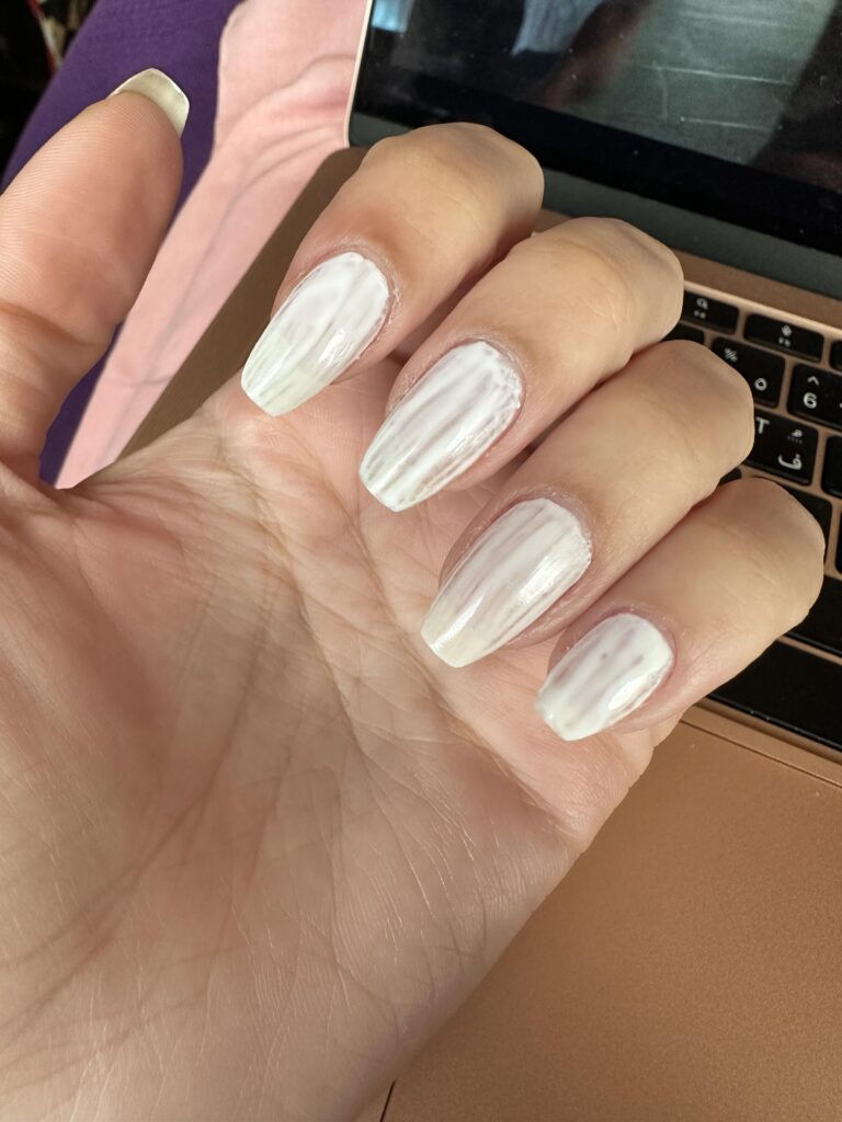 Nepovedená manikúra – bílý lak s viditelnými pruhy a nerovnoměrným krytím