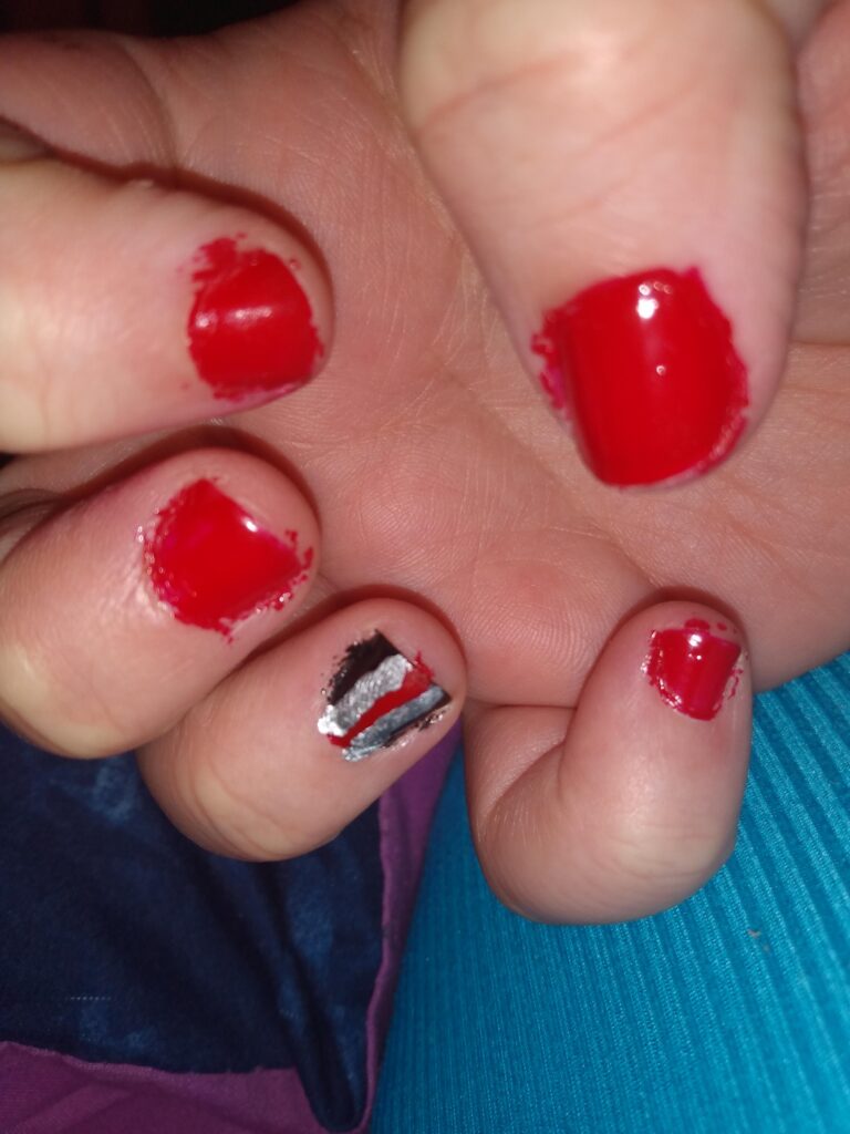 Nepovedená manikúra – rozlitý červený lak na nehtech i kůži kolem - nehtový fail
