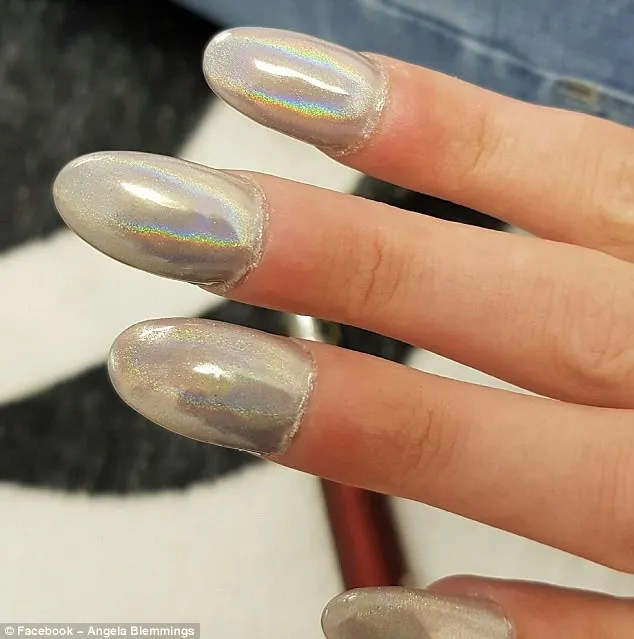 Nepovedený nail art – stříbrný chromový lak rozlitý mimo nehty na kůži