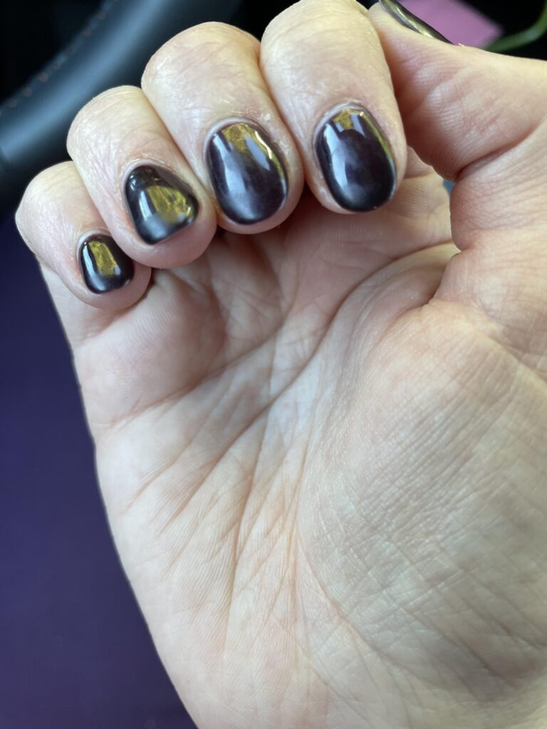 Nepovedená manikúra – top coat bez lesku, nehty působí matně a nerovnoměrně